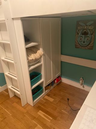 Litera IKEA Smastad con escritorio y cajonera