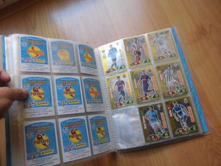 ÁLBUM ARCHIVADOR ADRENALYN 2017-18 + 214 CARTAS