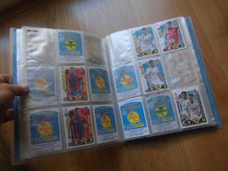 ÁLBUM ARCHIVADOR ADRENALYN 2017-18 + 214 CARTAS