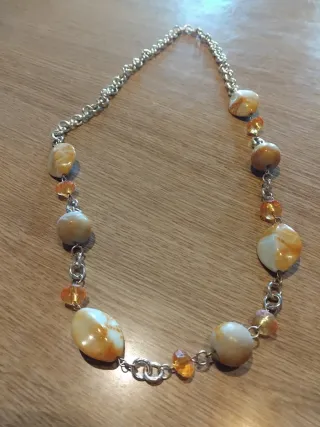 Collana con pietre beige e arancioni