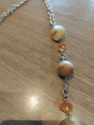 Collana con pietre beige e arancioni