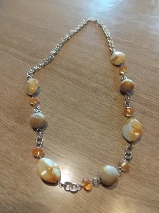 Collana con pietre beige e arancioni