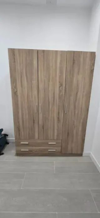 Armario de madera con 3 puertas y cajones