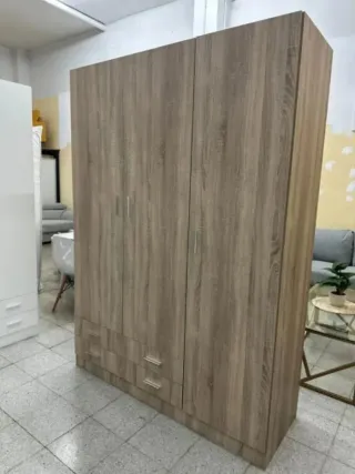 Armario de madera con 3 puertas y cajones