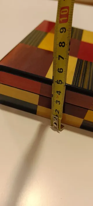 Caja vintage de madera con dos barajas de cartas.