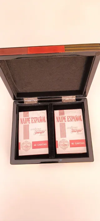 Caja vintage de madera con dos barajas de cartas.