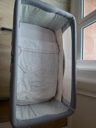 Cuna colecho Chicco gris