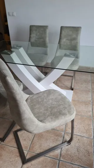 Mesa cristal y 4 sillas