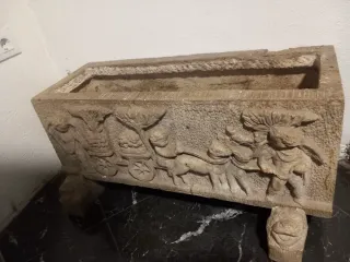 Jardinera antigua de piedra tallada