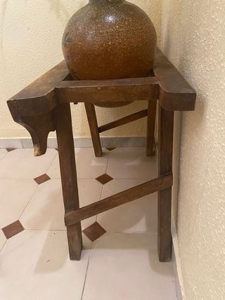 Cantarera madera y jarrones cerámica