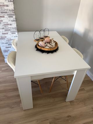 Mesa extensible blanca + 4 sillas