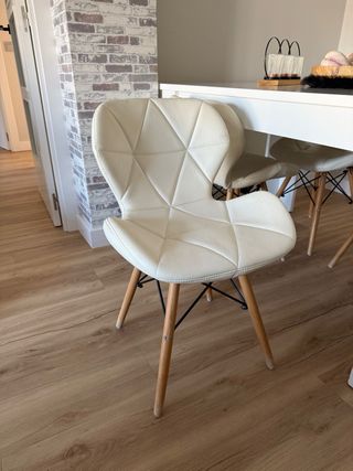 Mesa extensible blanca + 4 sillas