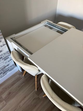 Mesa extensible blanca + 4 sillas