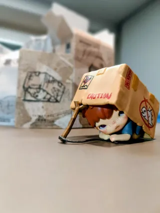 Figura Hirono Echo Pop Mart Caught You