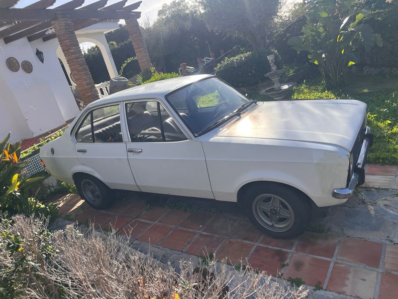 Ford Escort 1980 - foto 1