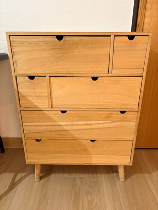 Cómoda de madera con cajones