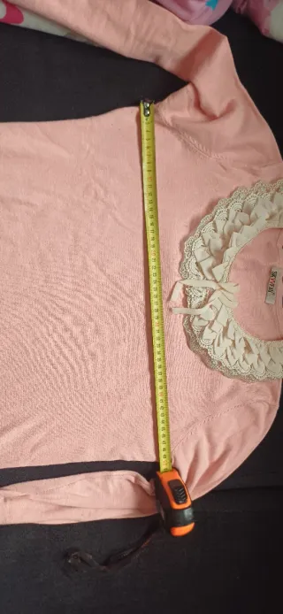 Jersey rosa con cuello de encaje