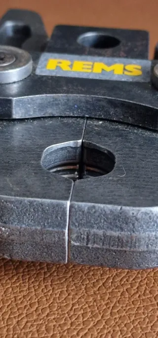 Vendo ganascia pressatrice REMS modello V18. Usata