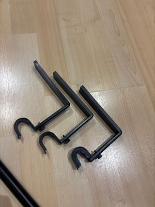 Barra y soportes cortina metal negro