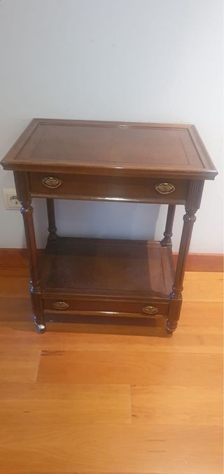 Mesa auxiliar de madera con ruedas