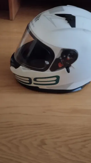 Casco de moto blanco con diseño