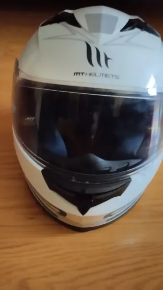 Casco de moto blanco con diseño