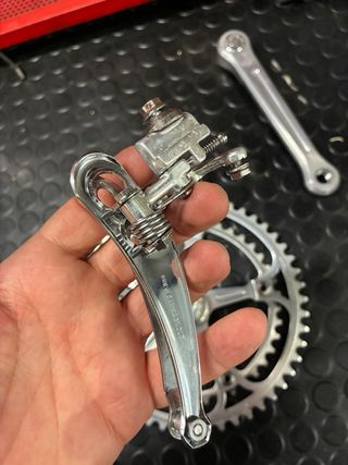 Guarnitura e deragliatore Campagnolo con tappi