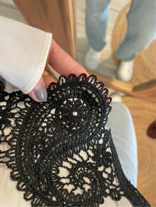 Camisa Zara bordada blanca y negra