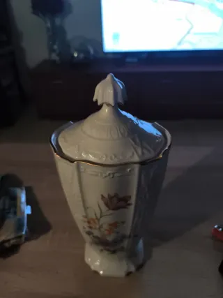 Jarrón de porcelana con flores