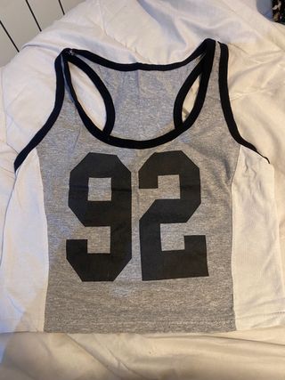 Top tirantes gris y blanco con número 92