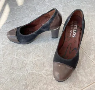 Zapatos de salón de ante y charol gris. Pitillos