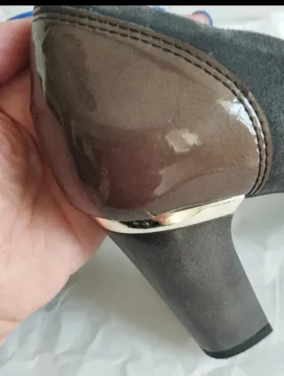 Zapatos de salón de ante y charol gris. Pitillos