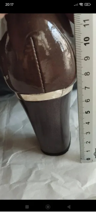 Zapatos de salón de ante y charol gris. Pitillos