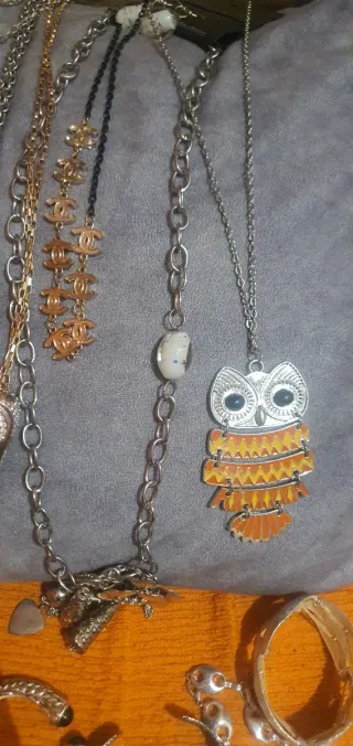 Collezione di collane da donna, bijoux, bracciali, anelli