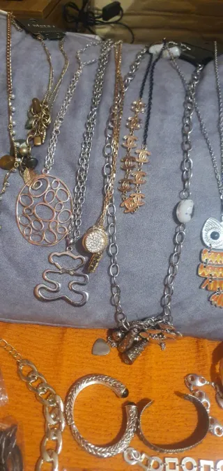 Collezione di collane da donna, bijoux, bracciali, anelli