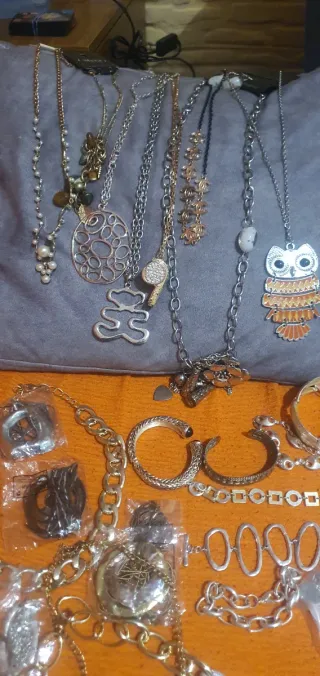 Collezione di collane da donna, bijoux, bracciali, anelli