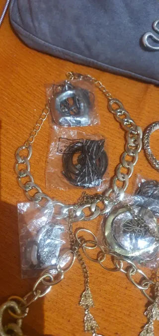 Collezione di collane da donna, bijoux, bracciali, anelli