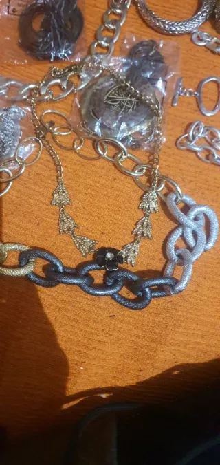 Collezione di collane da donna, bijoux, bracciali, anelli