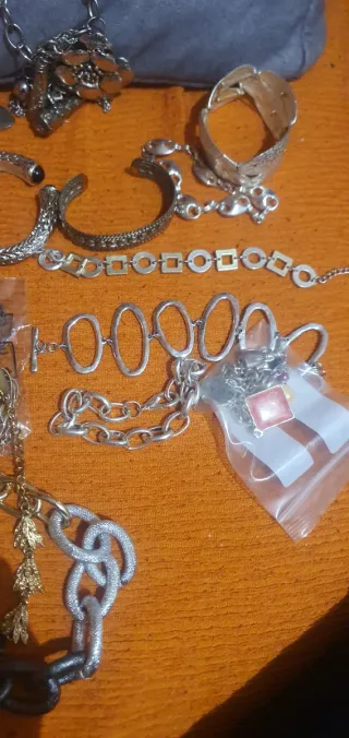 Collezione di collane da donna, bijoux, bracciali, anelli