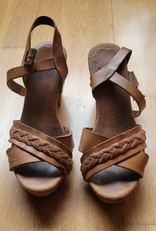 Sandalias de tacón de madera marrones
