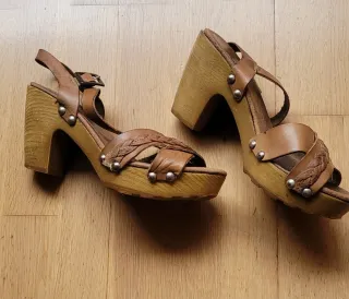 Sandalias de tacón de madera marrones