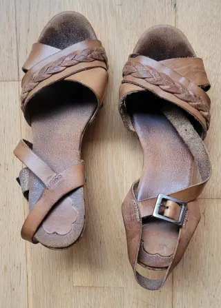 Sandalias de tacón de madera marrones
