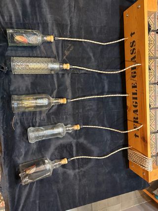 Lámpara artesanal 5 botellas cristal madera