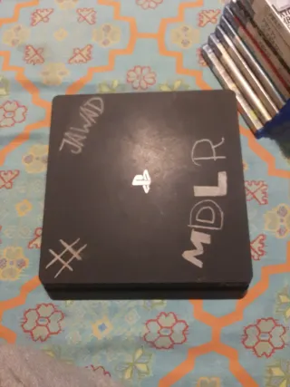 PS4 con 2 mandos y 14 juegos