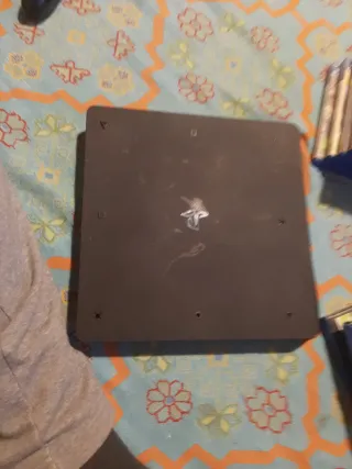 PS4 con 2 mandos y 14 juegos