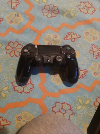 PS4 con 2 mandos y 14 juegos