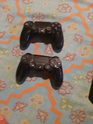PS4 con 2 mandos y 14 juegos