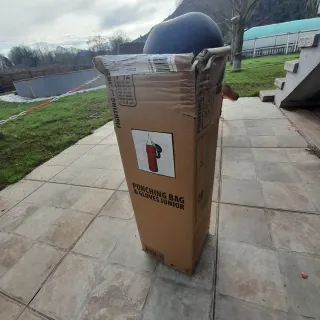 Saco de boxeo rojo y guantes