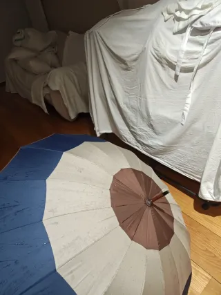 Paraguas automático azul y blanco