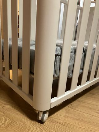 Cuna de colecho blanca con ruedas